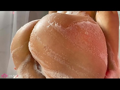 ❤️ Brunette o ipholla litho tsa botona kapa botšehali ho li khotsofatsa Pussy e nang le Vibrator ho ea ho Intense Orgasm in Shower ❌ ❌❤
